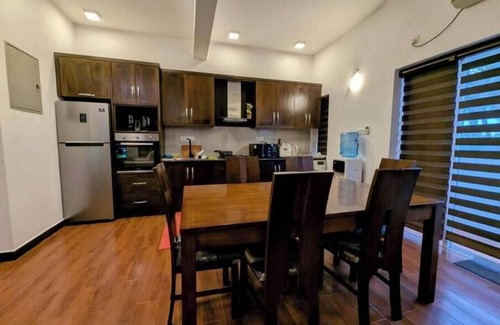 Negombo Apartment | Urban 3BR Apt Hi-Speed Wi-Fi Roof Top Pool & Gym