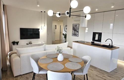 Katowice Apartment | URBAN APARTMENTS LUXURY SKYLINE Sokolska Towers 30A, 2 Free Garages, Gym & Sauna, Self Check-in