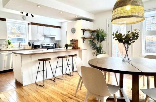 Maizerets Apartment | Urban Boho Escape 4 Bedrooms King Beds