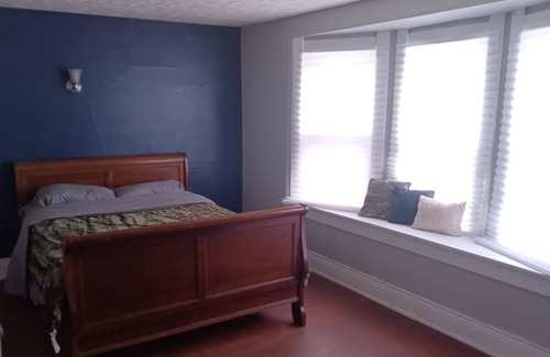 Downtown Toledo House | Urban cherry Oasis