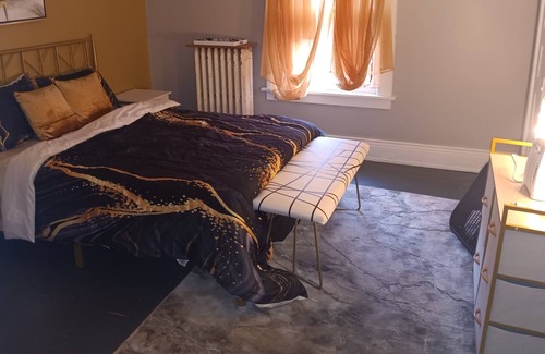 Downtown Toledo House | Urban cherry Oasis
