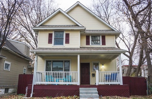 Minneapolis House | Urban Eden - 5 mins from downtown - Cozy, Comfy & Convenient