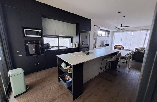 Norman Park House | Urban Elegance: Luxe 3-Bed Oasis