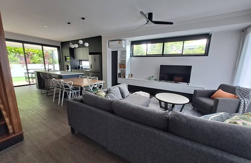 Norman Park House | Urban Elegance: Luxe 3-Bed Oasis