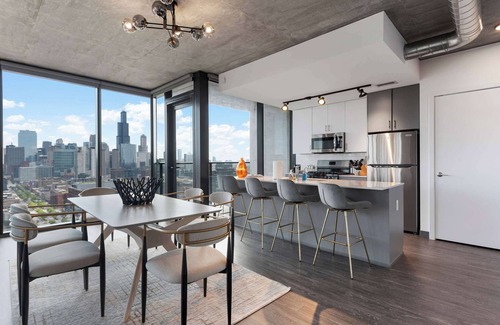 Near West Side Apartment | Urban Escape: 2BR w/Pool, Gym & Skyline Views