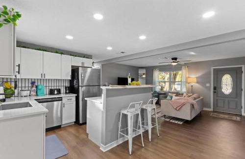 Highpoint Apartment | Urban Escape Artificial Beach W Volleyball Pit