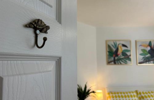 Southampton Apartment | Urban Escape Entire Apartment Near Uni and Hospital