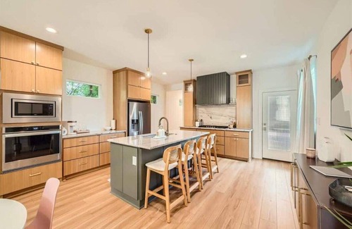 Georgetown House | Urban Farmhouse. New, Heated pool, Walk to Square