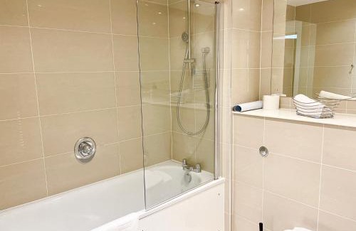 Bracknell Apartment | Urban Gateway Spacious Apartment with free parking