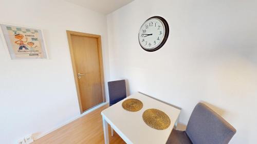 Borna-Heinersdorf Apartment | Urban gelegenes Apartment mit WLAN