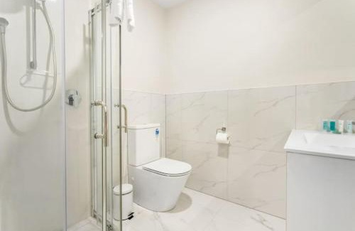 Otahuhu Apartment | Urban Glow Townhouse with parking