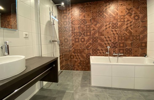 Emmen Hotel | Urban Haven Close to Emmen's Wildlands Zoo, Rensenpark Gardens & City Sights