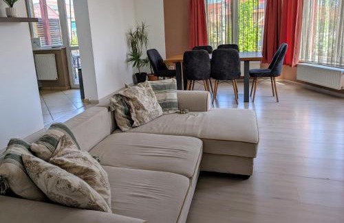Cluj-Napoca Apartment | Urban Haven - Families & Groups - Free Parking