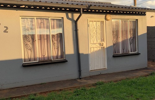Vosloorus House | Urban Home in Vosloorus close to Endaweni lounge and Chris Hani Mall