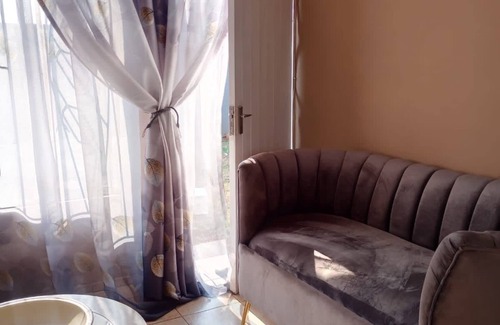 Vosloorus House | Urban Home in Vosloorus close to Endaweni lounge and Chris Hani Mall