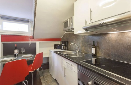 Merces Apartment | Urban Jungle, Principe Real Studio Quiet, Wifi, Cable, Terrace