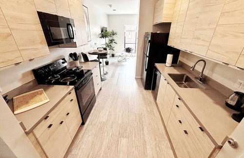 Downtown Des Moines Apartment | Urban Jungle Retreat (417)