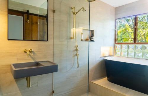 Edge Hill House | Urban Jungle Townhouse - Tropical Living