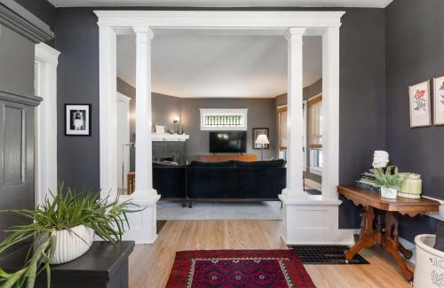 Jeffersonville House | Urban Lakeside Retreat