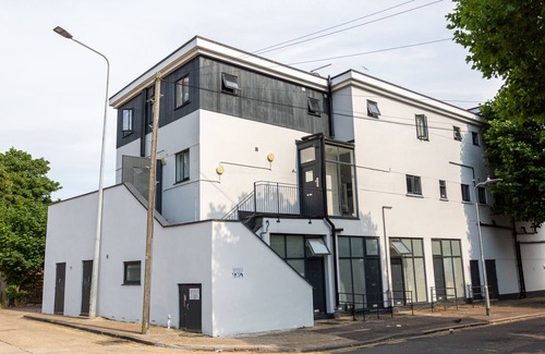 Southend-on-Sea Apartment | Urban Lux - Modern One-Bedroom Flat Sleeps 4 in Southend-On-Sea - Southend Stays