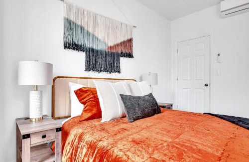Seward Place Apartment | Urban Nest #2 Vibrant suite downtown by Proctors