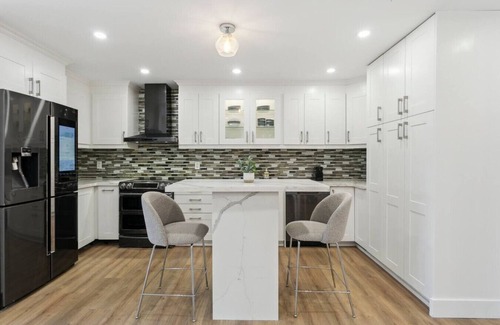 East Credit House | Urban Nest Home 4bed 4bath | Parking | Baby Crib