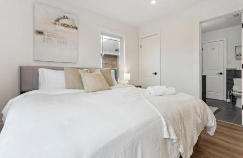 East Credit House | Urban Nest Home 4bed 4bath Parking Baby Crib