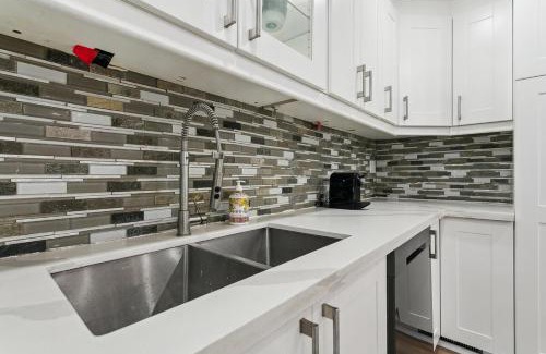 East Credit House | Urban Nest Home 4bed 4bath Parking Baby Crib