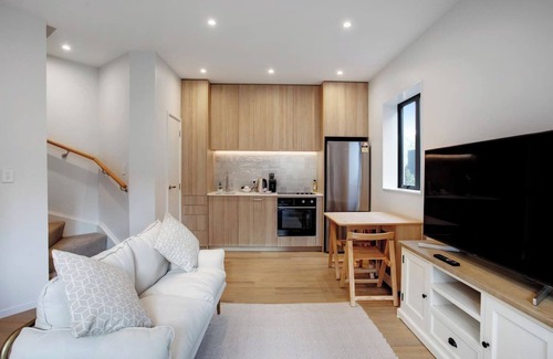 Greenlane - Ellerslie House | Urban Vogue Escape with Parking and Air-con