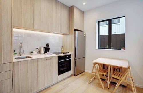 Greenlane - Ellerslie House | Urban Vogue Escape with Parking and Air-con