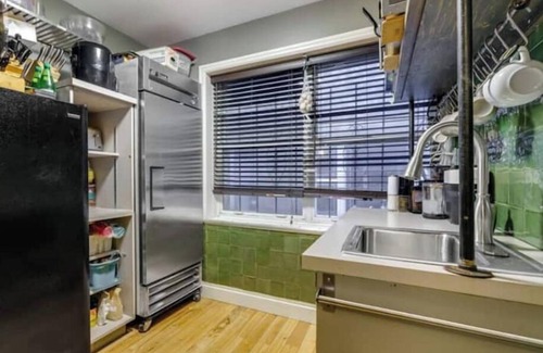 Cornwall Apartment | Urban Oasis: 4BR Rooftop Retreat With Hot Tubnn