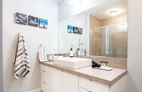 Red Deer Condo | Urban Oasis Condo- Home away from Home