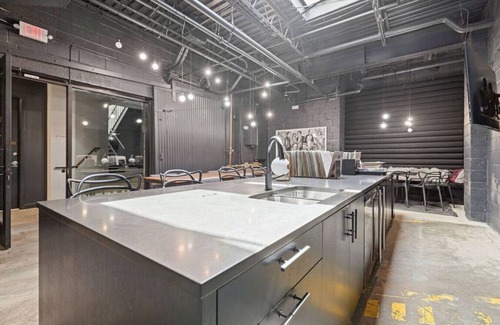 Midtown - Westport Apartment | ★Urban Oasis★King BD★6min↣KU Med Cente★