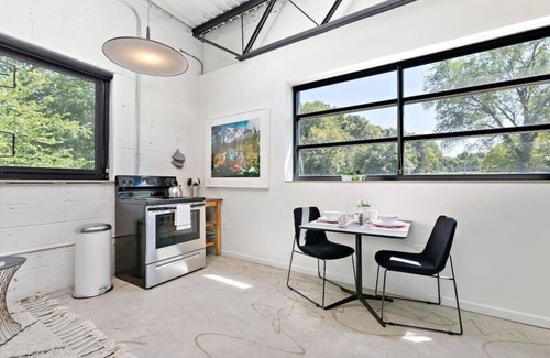 Midtown - Westport Apartment | ★Urban Oasis★King BD★6min↣KU Med Cente★