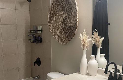 Heart of Chicago Condo | "Urban Oasis: Pilsen Retreat - Your Chic Chicago Getaway"