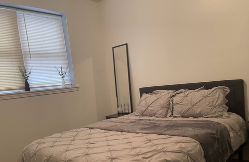 Heart of Chicago Condo | "Urban Oasis: Pilsen Retreat - Your Chic Chicago Getaway"