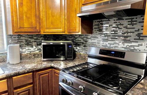 Newark Apartment | Urban Oasis Spacious 3BR 2BA Patio Near NYC EWR American Dream Mall