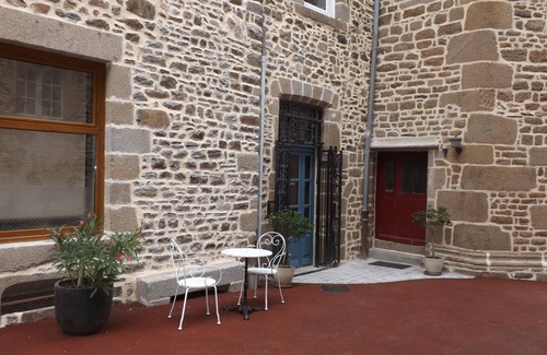 Centre ville - Urbanistes Apartment | Urban premium ground floor cottage for 2-6 pers historic Fougeres, Label House of Fr.