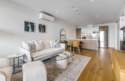 Onehunga Apartment | Urban Retreat: 2 Bd Apt, WiFi, AC, Parking