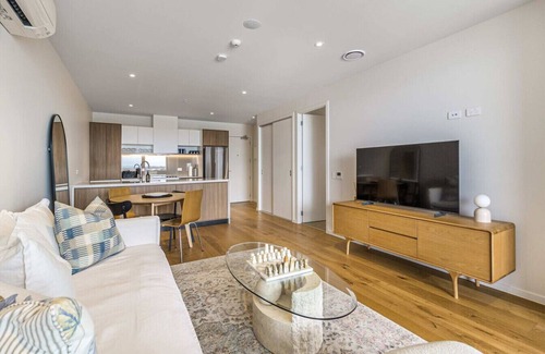 Onehunga Apartment | Urban Retreat: 2 Bd Apt, WiFi, AC, Parking