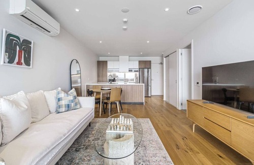 Onehunga Apartment | Urban Retreat: 2 Bd Apt, WiFi, AC, Parking