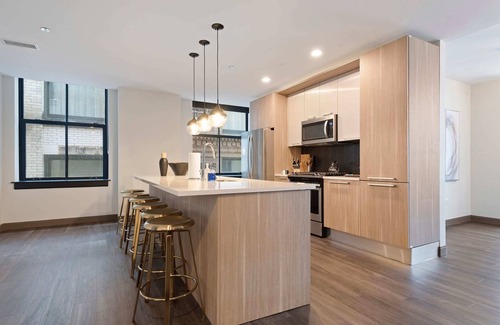 Downtown Chicago Apartment | Urban Retreat: 2BR, Resort Amenities, Downtown