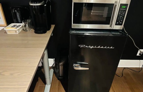 Saint-Hubert House | Urban Retreat - 3 Beds| 6 Guests| Free Parking