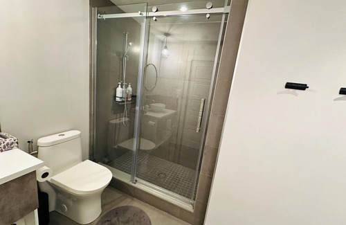 Saint-Hubert House | Urban Retreat - 3 Beds| 6 Guests| Free Parking