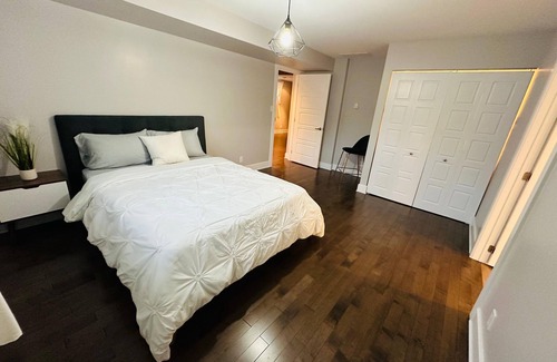 Saint-Hubert House | Urban Retreat - 3 Beds| 6 Guests| Free Parking