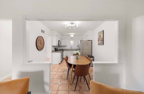 West Des Moines House | URBAN RETREAT - 4 BEDROOM HOUSE, FAMILY FRIENDLY with ARCADE, GAMES.
