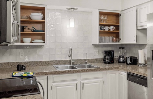 West Des Moines House | URBAN RETREAT - 4 BEDROOM HOUSE, FAMILY FRIENDLY with ARCADE, GAMES.