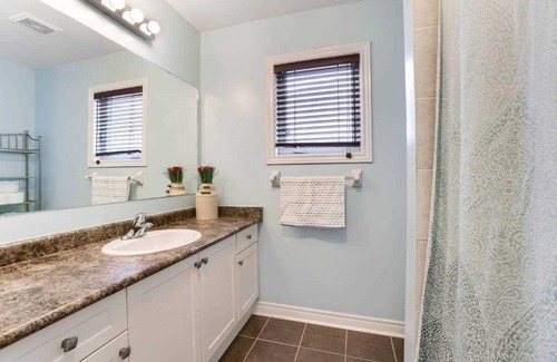 Brampton House | Urban Serenade- Private Room in House