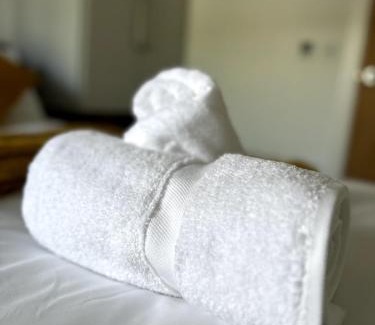 Woking Apartment | Urban Stay 5 Guests Free Parking
