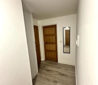 Woking Apartment | Urban Stay 5 Guests Free Parking